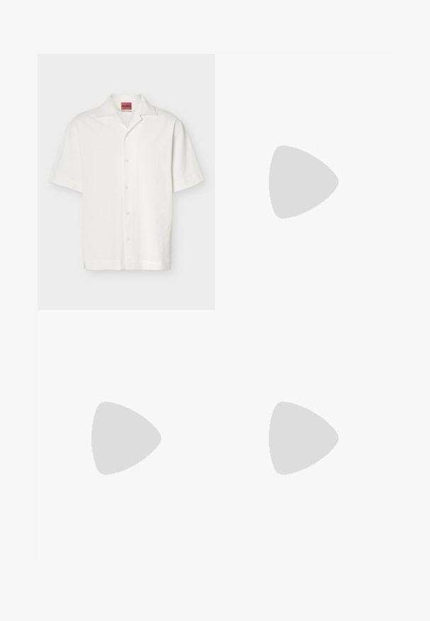 Chemise blanche à manches courtes texturée avec boutons, col camp et étiquette HUGO visible à l'intérieur de l'encolure.; Pantalons beiges au design droit, fabriqués dans un tissu léger. Dotés d'une ceinture intégrée et d'une texture subtile avec une finition élégante.; Chaussure habillée noire en cuir, à enfiler, avec un petit talon et un logo Calvin Klein discret sur le côté, présentée de profil sur un fond blanc.; Ceinture en cuir marron avec une finition texturée, dotée d'une boucle en métal argenté et d'un détail de couture rouge sur le passant.
