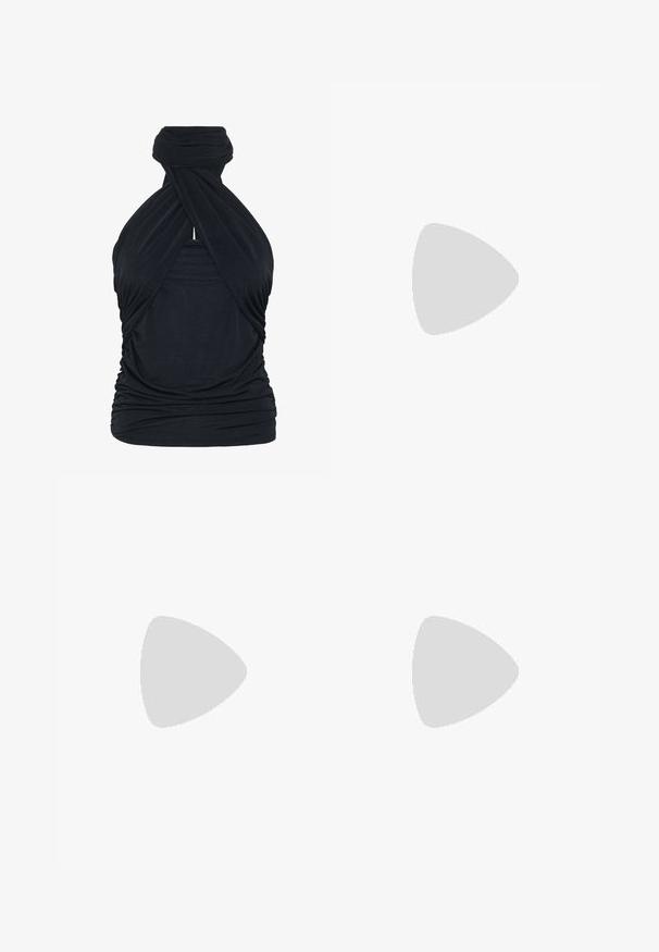 Sort halterneck top lavet af blødt stof, med snoet design, rynket detalje ved taljen og en høj halsudskæring med looped finish.; Mørkeblå midi-nederdel med hvide polkaprikker, høj talje og asymmetrisk kant.; Sort laklæderslingback med lille hæl, spids tå og en lille rund guldbesætning på toppen.; Skuldertaske i teal læder med gyldent rektangulært spænde og aftagelig gylden kæderem på en ensfarvet lys baggrund.