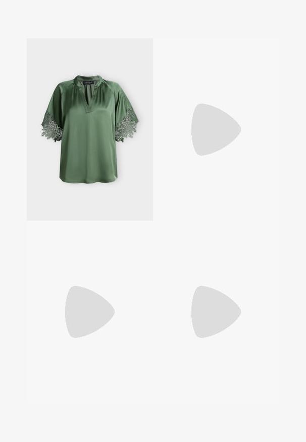 Blouse en satin vert avec col en V, manches courtes larges ornées d'une délicate bordure de dentelle, et petit col montant.; Jupe en cuir noir avec une texture lisse, présentant une section froncée sur un côté et une fente sur le côté pour un détail supplémentaire.; Talons aiguilles en cuir verni noir avec un bout pointu, un détail en nœud à l'avant et un petit talon stiletto. Les brides sont équipées de boucles ajustables.; Sac à main rectangulaire noir avec une fine bandoulière et fermeture éclair, présenté sur un fond blanc uni.