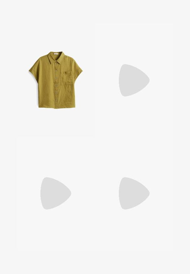 Korte mouwen, geknoopte shirt in olijfgroen, gemaakt van textuurstof, met een borstzakje en een knoopsluiting aan de voorkant.; Witte broek met wijde pijpen, een elastische tailleband en een koordje aan de voorkant, afgebeeld tegen een effen lichtgrijze achtergrond.; Geweven leren slidesandalen in lichtbruin, met een oversized geweven bovenkant en een platte zool. De spitse neus zorgt voor een strakke uitstraling.; Beige geweven draagtas met twee handvatten en "VANESSA BRUNO" in het zwart gedrukt op een solide geweven paneel in het midden.