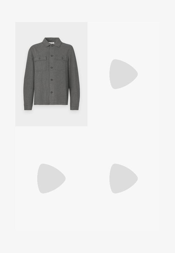 Veste à carreaux gris avec col, fermeture à boutons sur le devant et deux poches poitrine. Fabriquée en tissu texturé, avec des manches longues et une coupe droite.; Jeans en denim noir avec une coupe droite, présentant une taille mi-haute, cinq poches et une fermeture à bouton en métal. Texture lisse avec des décolorations subtiles.; Sneaker en dentelle blanche flottant au-dessus d'un banc en bois avec un feuillage vert en arrière-plan, mettant en valeur le design et la texture de la chaussure.; Ceinture en cuir marron avec une boucle en métal argenté, présentant une texture lisse et un design simple. Comprend une boucle pour l'ajustement et la fixation.