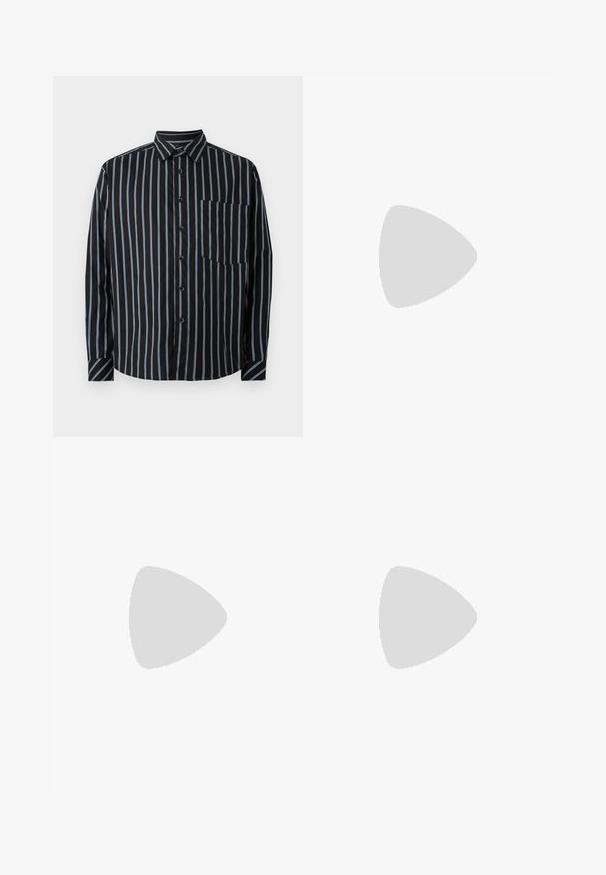 Sort button-up skjorte med blå lodrette striber, lange ærmer, krave og en brystlomme. Glat stof, afslappet pasform, standard knapper.; Sorte bukser lavet af glat stof, med lige ben design, forlommer, en enkelt knaplukning, og uden synlige mønstre.; Sorte læder loafers med rund tå, der har et syet design, lav platformssål og en struktureret, skridsikker gummisål.; Sort læderbælte rullet med en mat sort rektangulær metalspænde og to bæltesløjfer på en hvid baggrund.