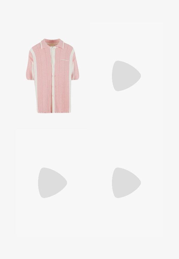 Kortærmet strik cardigan med et pink og hvidt stribet mønster, der har en krave og knaplukning foran. Blødt, tekstureret stof.; Lyseblå denimshorts med knap- og lynlåslukning, forlommer, bæltestropper og falmet vaskedetalje.; Hvide slip-on sneakers med en tekstureret læderoverdel, elastiske sidepaneler og en gummisål. Minimalistisk design uden synlig branding.; Ray-Ban solbriller med grønne linser, sorte plastikstel og gyldne detaljer ved kanterne. Firkantet form med mat finish.