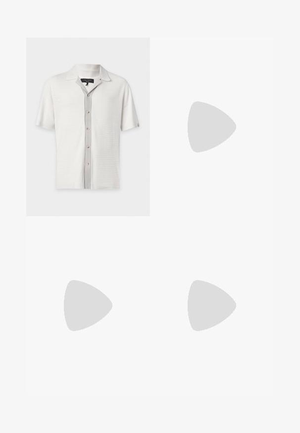 Polo en maille blanche à manches courtes avec patte de boutonnage beige contrastante et petit col par rag & bone.; Pantalons en laine gris avec un devant plat, coupe slim, texture subtile et design classique. Comprend des poches latérales et une fermeture éclair.; Baskets en cuir noir avec une texture lisse, bout rond et fermeture à lacets. Comprend une semelle en caoutchouc épaisse et un minimum de détails de marque.; Sac bandoulière en cuir marron foncé texturé avec une sangle réglable et un petit accent décoratif bleu sur le côté.
