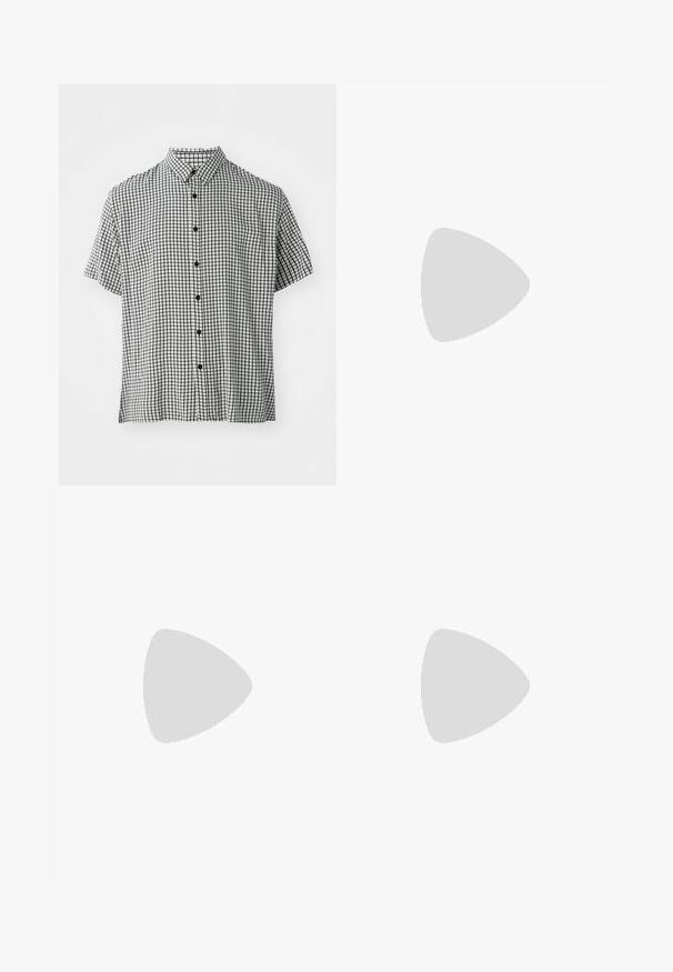 Chemise à manches courtes avec un motif à carreaux noir et blanc, dotée d'un col classique et de boutons noirs sur le devant.; Pantalon noir à jambe droite, confectionné en tissu tissé, avec devant plat, passants pour ceinture et deux poches latérales.; Mocassin en cuir noir avec une finition brillante, bout arrondi, détails de couture subtils et semelle en caoutchouc épaisse pour la durabilité.; Ceinture en cuir noir avec boucle rectangulaire argentée enroulée sur un fond clair uni.