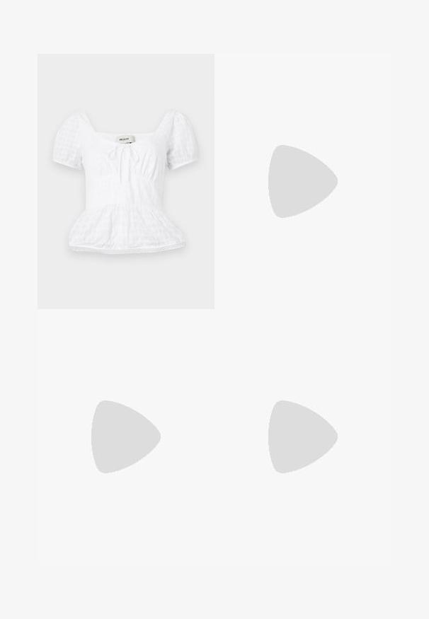 Valge peplum-top, millel on ruudukujuline kaelus, lühikesed puhvpaelad ja nöördetail, tekstureeritud ruuduliselt mustriga ja pitsäärtega.; Valge seelik kihilise, volangidega disainiga. Omab õrna lillemotiivi roosa ja rohelise värviga. Mugavuse tagamiseks elastne vöökoht.; Roosa kõrge kontsaga sandaalid lillede applikaadidega, kitsas pahkluu rihm ja avatud varvaste disain. Sile tekstuur ja terav pikk varvas.; Väike valge käekott, mille keha katavad kangasroosid, ja õhukese ühe rihmaga käepide tavalise tausta ees.