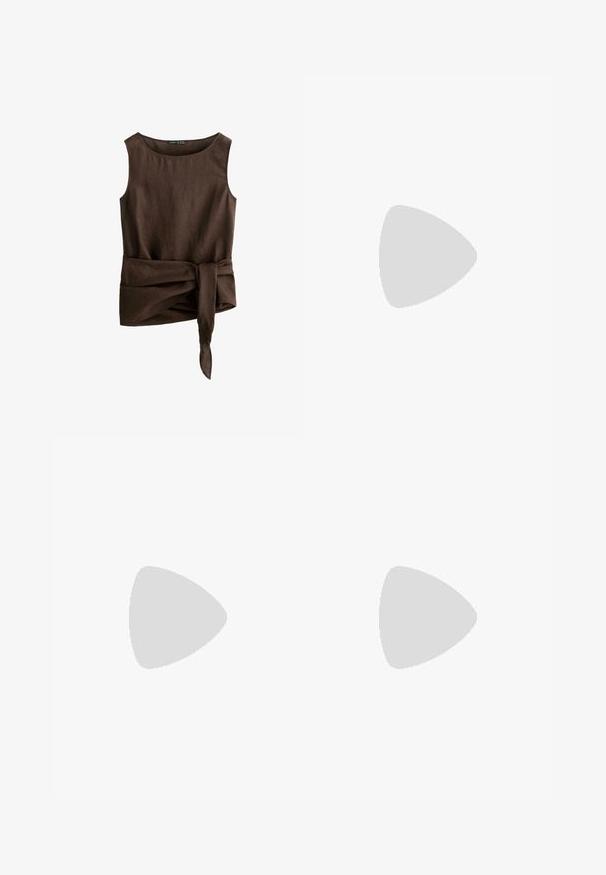 Haut sans manches en lin marron foncé avec encolure ronde et large ceinture en tissu nouée à la taille, nœud qui pend.; Pantalon large marron avec plis, poches latérales et ceinture élastique, fabriqué en tissu texturé.; Sandale à talon en cuir verni noir avec bride entre les orteils et un talon petit kitten élancé de hauteur moyenne, vue de côté sur fond blanc.; Sac à main en cuir marron avec un motif tissé, avec deux longues anses fines pour un port à l'épaule.