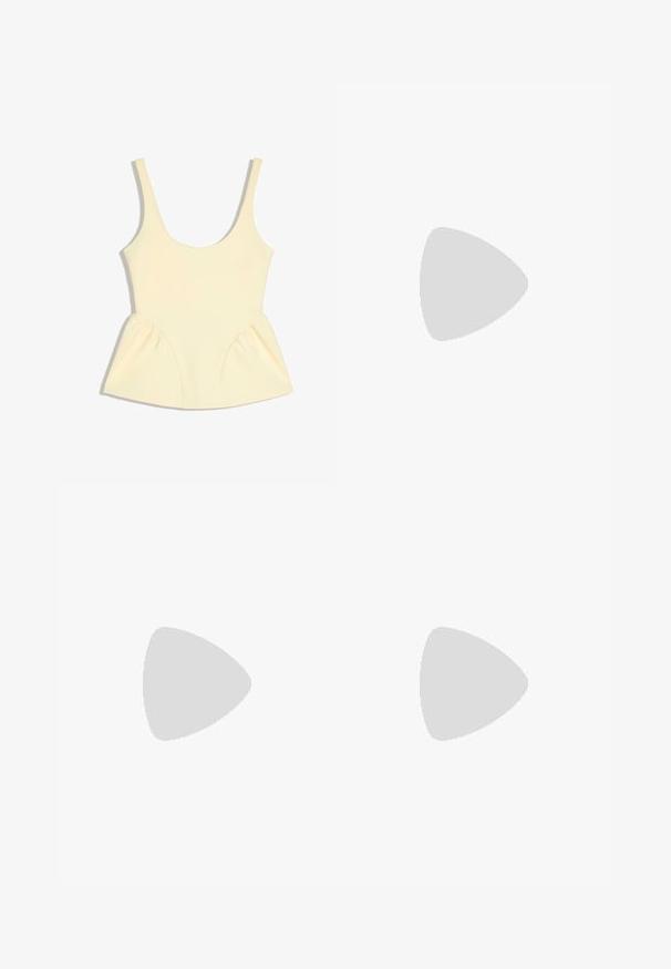 Haut sans manches couleur crème avec encolure arrondie et détails en tissu froncé et évasé à la taille sur les deux côtés.; Shorts en denim bleu foncé jusqu'au genou avec fermeture par bouton et zip, poches avant et arrière, et coutures contrastées.; Baskets en cuir crème avec trois bandes sombres, une semelle extérieure en gomme marron et un bout arrondi. Présentent une languette pliable étiquetée "SAMBA."; Sac à main en cuir marron foncé avec double poignée, poche avant zippée, boucles décoratives et nœuds latéraux sur fond blanc.