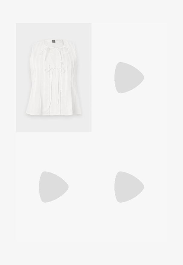 Blouse blanche sans manches avec des plis verticaux et deux liens à l'avant sous l'encolure ronde, étiquetée BOSS au col.; Shorts ajustés bleu marine avec une ceinture, dotés d'une passante de ceinture, de détails plissés et d'une texture de tissu lisse. Coupe droite standard.; Mule à talon en cuir marron Calvin Klein flottant au-dessus d'un sol en carrelage en bois avec en arrière-plan une plante verte et un mur flous.; Sac à bandoulière en cuir couleur crème de Calvin Klein avec bord supérieur incurvé, fermeture éclair argentée et sangle ajustable brun foncé.