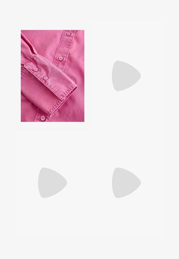 Chemise rose à manches longues avec des poignets boutonnés, présentant une texture lisse et des boutons assortis de couleur rose clair le long de la patte de boutonnage.; Jean bleu clair à jambes larges avec fermeture à boutons et fermeture éclair sur le devant, passants pour ceinture et style cinq poches, posé à plat sur un fond blanc.; Baskets en suede rose avec un design à trois bandes blanches et un logo. Présente une pointe texturée et une semelle en caoutchouc. Le nom du modèle "Gazelle" est affiché sur le côté.; Sac à main en cuir tressé marron foncé avec poignée courbée, garniture blanche, fermeture éclair argentée et bandoulière large en tissu amovible sur fond uni.
