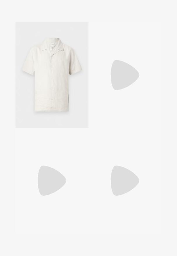 Chemise en lin blanche à manches courtes, boutonnée, avec col classique et logo discret sur la poitrine, présentée sur fond uni.; Shorts décontractés beiges mi-cuisse avec taille élastique, cordon de serrage, bouton de fermeture et poches latérales, posés à plat sur un fond clair.; Chaussures slip-on en toile beige avec des goring élastiques, semelle en corde de jute et coutures contrastantes. Portées avec un pantalon noir fuselé.; Ceinture en cuir tressé brun foncé avec une boucle rectangulaire dorée et une plaque dorée arborant un emblème de joueur de polo.