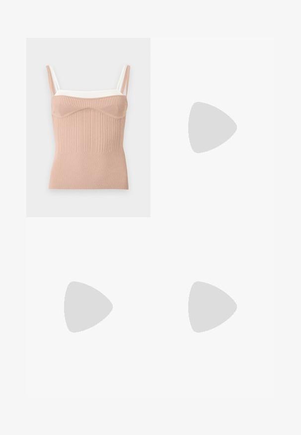 Haut en maille côtelée sans manches avec bonnets moulés en beige et bretelles doubles blanches, conçu pour une coupe ajustée.; Jean en denim noir à jambes larges avec une finition délavée, comprenant deux poches avant et des détails cousus le long des coutures. Conception taille haute.; Chaussure noire à talon haut avec bout pointu et logo doré, posée sur une surface réfléchissante près d'un organiseur de dossiers en fil chromé contenant des documents.; Sac à main en cuir verni noir avec une forme incurvée unique, une anse courte et ajustable, et une fermeture zippée. Texture lisse avec un branding discret.