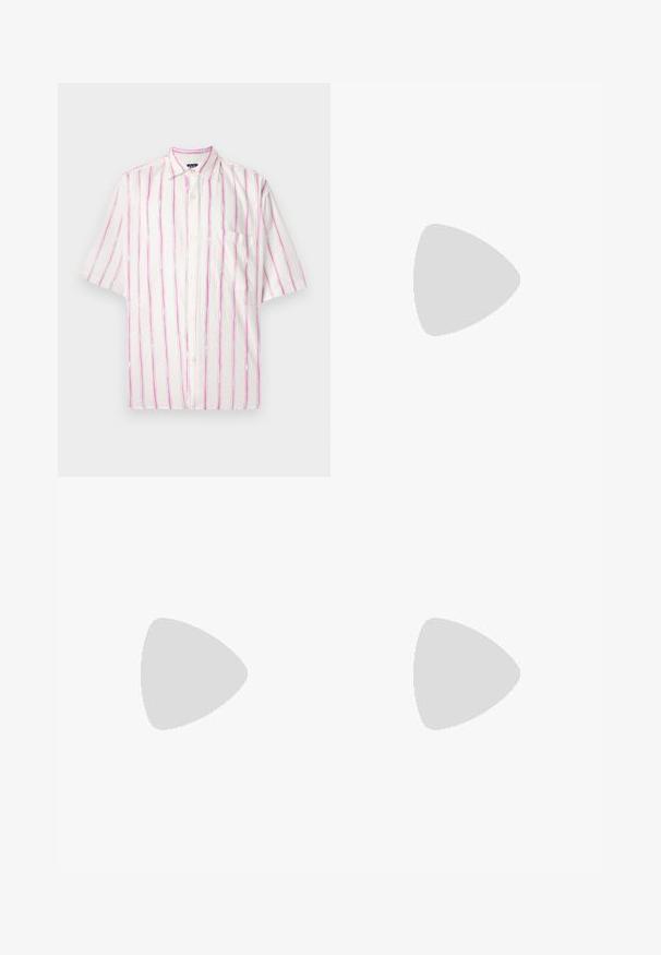 Chemise à manches courtes boutonnée en tissu blanc avec des rayures verticales rose et vert. Elle présente une poche du côté gauche.; Short en jean noir longueur genou avec bouton à l'avant, passants de ceinture et cinq poches, présenté sur fond blanc.; Chaussures en cuir noir de style mocassin avec une semelle plate et texturée, présentant un bout piqué et une sangle traversant le cou-de-pied.; Sac fourre-tout en tissu noir doux avec de larges anses et une fine bandoulière tressée noire et blanche.