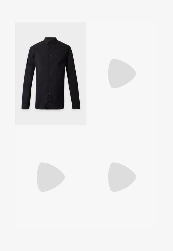 Zwarte lange mouwen blouse met knopen en een puntige kraag, plat weergegeven tegen een lichtgrijze achtergrond.; Donkerblauwe denim jeans met een aangesloten ontwerp, voorzien van vijf zakken en contrasterende stiksels. De stof heeft een gladde textuur.; Witte leren sneaker met een afgeronde neus, platte zool en veters aan de voorkant. Voorzien van stikseldetails en een gevoerde kraag voor comfort.; Zwart gestructureerde rechthoekige leren aktetas met dubbele handvatten, voorvak met rits en verstelbare schouderriem, weergegeven op witte achtergrond.