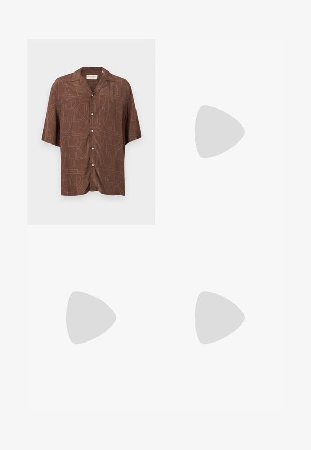 Chemise marron à manches courtes boutonnée avec col pointu et motif géométrique abstrait cousu sur toute la surface.; Pantalons légers beiges à coupe décontractée, dotés d'une taille élastique et de poches latérales. Le tissu semble texturé et légèrement froissé.; Stuart Weitzman BERKLEY - Mules - espresso; Sac bandoulière en cuir marron foncé texturé avec une sangle réglable et un petit accent décoratif bleu sur le côté.