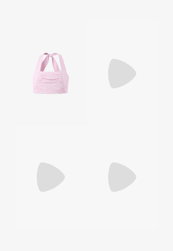 Top court licou rose clair avec un nœud noué au niveau du cou et un détail en tissu plissé horizontal à l'avant.; Longue jupe blanche plissée avec une taille ajustée et un ourlet large, présentée sur un fond uni.; Jambes portant des leggings côtelés foncés associés à des ballerines noires avec de petits détails en nœud sur fond blanc.; Sac à main synthétique blanc avec deux poches avant, chacune ornée d'un nœud noué. Texture lisse, anses arrondies et fermeture zippée.