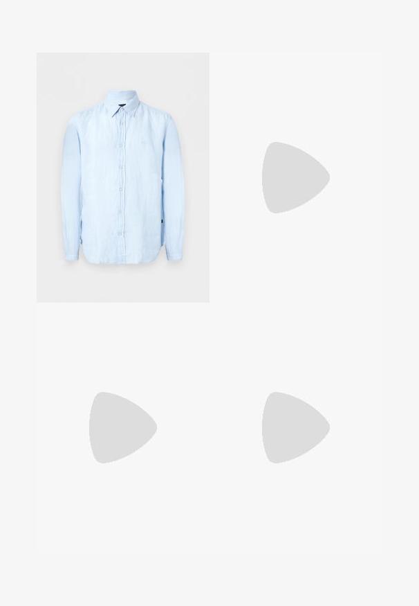 Chemise bleu clair à manches longues avec boutons et col pointu, fabriquée dans un tissu légèrement texturé.; Pantalon beige sur mesure avec passants pour ceinture, pli devant et fermeture éclair dissimulée, présenté sur un fond uni.; Mocassins en cuir marron avec une finition lisse, des coutures de style mocassin, un bout rehaussé et une semelle en caoutchouc basse et flexible.; Ceinture en cuir marron clair enroulée avec une boucle métallique rectangulaire argentée brillante sur fond blanc.