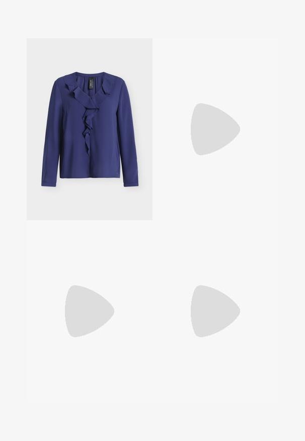 Blouse bleu marine à manches longues avec col en V volanté et devant, en tissu lisse, présentée sur fond blanc.; Pantalon large bleu marine avec fentes latérales, taille haute et devant lisse, présenté sur un fond blanc.; Chaussure à talon haut en cuir noir à bout pointu avec une fine bride à la cheville et un talon stiletto de hauteur moyenne sur fond blanc.; Sac à main noir en forme de croissant avec une bandoulière unique, une fermeture éclair dorée et une languette décorative rectangulaire dorée à l'avant.