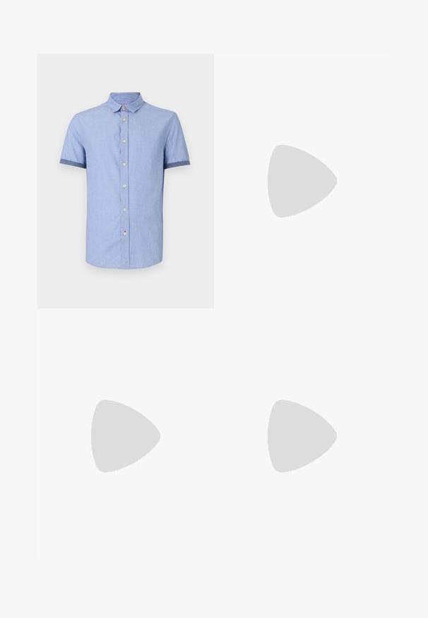 Chemise bleu clair à manches courtes avec un col boutonné, dotée de boutons marron clair et d'une finition contrastante bleu foncé sur les manches.; Shorts en coton bleu avec une ceinture en crème tissée. Les caractéristiques incluent deux poches latérales et une coupe classique avec un design à jambe droite.; Mocassins en daim beige avec un bout arrondi, semelle en caoutchouc plate et coutures décoratives sur la tige. Dispose d'un design à enfiler sans lacets.; Ceinture en cuir brun avec une texture lisse, dotée d'une pointe courbée et d'une boucle métallique rectangulaire au fini sombre.