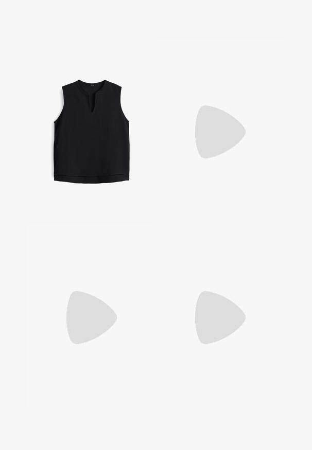 Ärmelloses schwarzes Oberteil mit rundem Halsausschnitt und einem kleinen Schlitz vorne. Hergestellt aus weichem Stoff, mit dezenten Nähten am Saum.; Weiße Leinenhose mit weitem Bein, elastischem Bund und Kordelzug, ausgestattet mit Seitentaschen und einem vorderen Schlitz.; Schwarze minimalistische flache Sandale mit dünnen Riemen und Schnalle, die über einem Betonboden und einem strukturierten Glas-Hintergrund schwebt.; Beige Canvas-Tasche mit schwarzem Lederbesatz und abgerundeten Griffen, geprägt mit dem "SAMSOE SAMSOE" Logo.