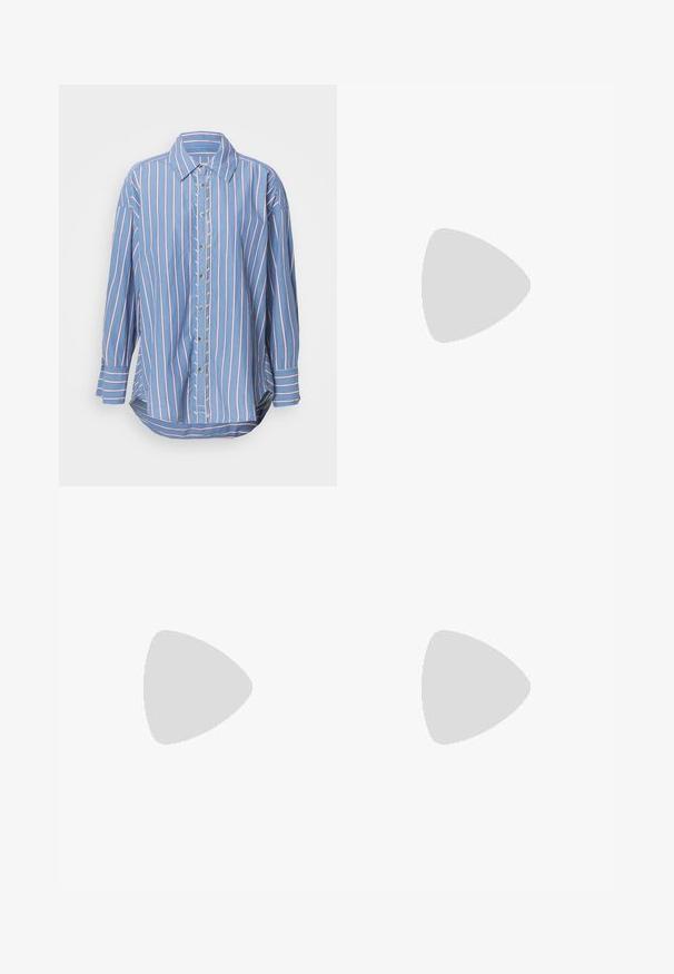 Blauw gestreepte overhemd met knopen, voorzien van rode en witte verticale strepen, lange mouwen, een omgeslagen kraag en een afgeronde onderkant.; Denim minirok met een lichtblauwe kleur, rechte snit, vijf zakken, en een knoopsluiting met een subtiele vervaging.; Lange donkerbruine leren cowboylaars met gestikte decoratieve patronen, spitse neus en gestapelde blokhak.; Donkerbruine leren schoudertas met een zachte, slungelige vorm en een gedraaide knoopvormige handgreep op een effen witte achtergrond.