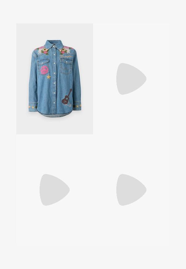 Chemise en jean à boutons avec broderie florale sur les épaules, patch rose en forme de signe de paix, étoiles dorées, texte "Wrangler" et patch guitare marron sur le devant.; Jean bleu clair à jambes larges en denim avec fermeture à bouton et fermeture éclair à l'avant, passants de ceinture et poches avant, présenté sur un fond uni.; Jambes portant des leggings côtelés foncés associés à des ballerines noires avec de petits détails en nœud sur fond blanc.; Petit sac à main noir brillant avec deux longues anses et des détails à cordon sur les côtés sur un fond clair uni.