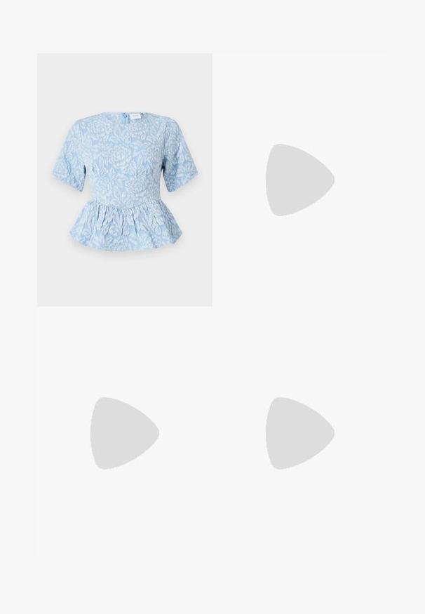 Hellblaues Peplum-Top mit kurzen Ärmeln, strukturiertem Blumenstickerei, runder Halslinie und einem verdeckten Reißverschluss hinten.; Hellegraue gerade geschnittene Hose aus glattem Stoff, mit einer Frontknopfverschluss, seitlichen Taschen und einer taillierten Passform.; Weißer Slingback-Pumps mit Absatz und offenem Zehenbereich auf dem Bürgersteig vor einer gefliesten Wand, wirft einen Schatten auf den Boden.; Cremfarbene, halbmondförmige Handtasche mit glänzendem, goldfarbenem kurzem Griff und passendem langem Riemen vor schlichtem hellem Hintergrund.