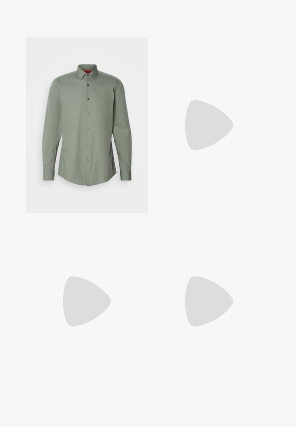 Chemise à manches longues en vert doux, en tissu léger. Comprend un col boutonné, des boutons gris et un ourlet arrondi.; Pantalon noir à coupe droite, en tissu léger. Il dispose d'une fermeture à bouton sur le devant et de deux poches latérales ; texture lisse.; Baskets en cuir noir avec une texture lisse, bout rond, semelle en caoutchouc plate et lacets ton sur ton. Présente une marque "BOSS" dorée sur le côté.; Sac fourre-tout noir en tissu doux, avec deux poches avant et des anses robustes. Logo affiché sur le côté. Design simple et fonctionnel.