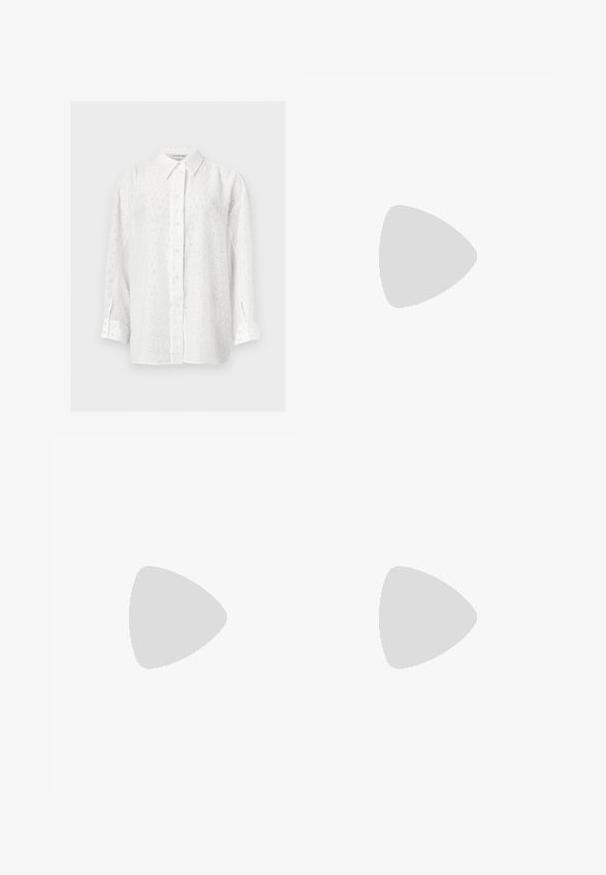 Chemise blanche à manches longues boutonnée avec un motif subtil de sequins à pois et un col classique sur fond uni.; Jupe midi noire avec un voile transparent, avec une broderie florale beige et grise et une ceinture noire.; Mules noirs en cuir à enfiler avec un bout pointu, une texture froncée et un petit talon aiguille. Présente un détail à cordon au niveau de l'ouverture.; Petit sac pochette en cuir bordeaux avec fermoir métallique argenté et bracelet sur fond blanc.