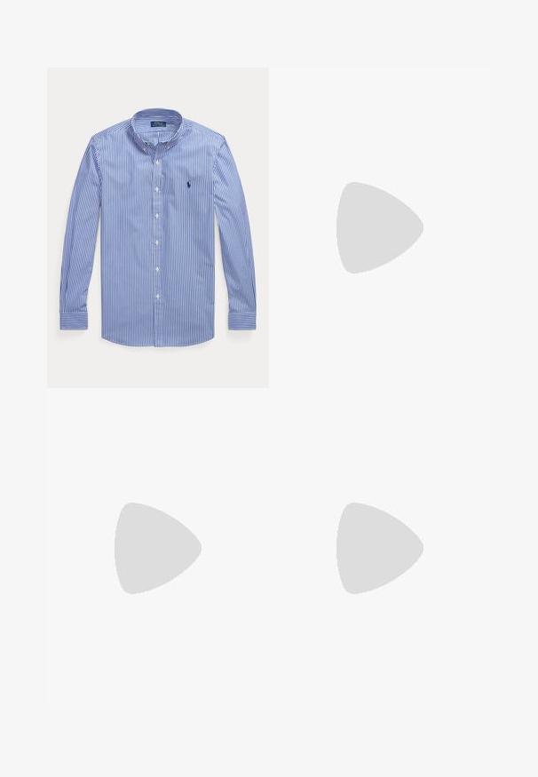 Blauw-wit verticale gestreepte blouse met lange mouwen, knopen en een button-down kraag, met Polo Ralph Lauren-logo op de borst.; Donkerblauwe slim-fit jeans met vijf zakken, knoopsluiting en contrasterende stiksels, plat gelegd op een lichte achtergrond.; Bruine leren bootschoen met mocassinnaad, veterdetail doorgedreven door metalen oogjes en een platte rubberen zool, gezien van opzij.; Zwarte leren riem met een zilveren metalen gesp, gladde textuur en een gestroomlijnd ontwerp met een spitse punt en gestikte accenten.