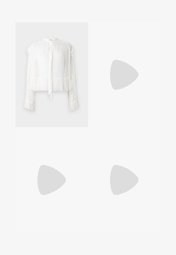 Blouse blanche à manches longues en tissu léger. Présente un col et des poignets à volants, avec un détail de nouage à l'avant. Design cropped.; Jupe en tulle rose pâle avec une ceinture en satin. Comprend plusieurs couches de tissu transparent et des appliqués floraux en trois dimensions sur toute la surface.; Chaussure plate beige clair avec un bout pointu et une bride latérale avec boucle, présentée sur un fond blanc uni.; Bandeau élastique rose avec une fleur en tissu doux aux pétales superposés au centre sur fond blanc.