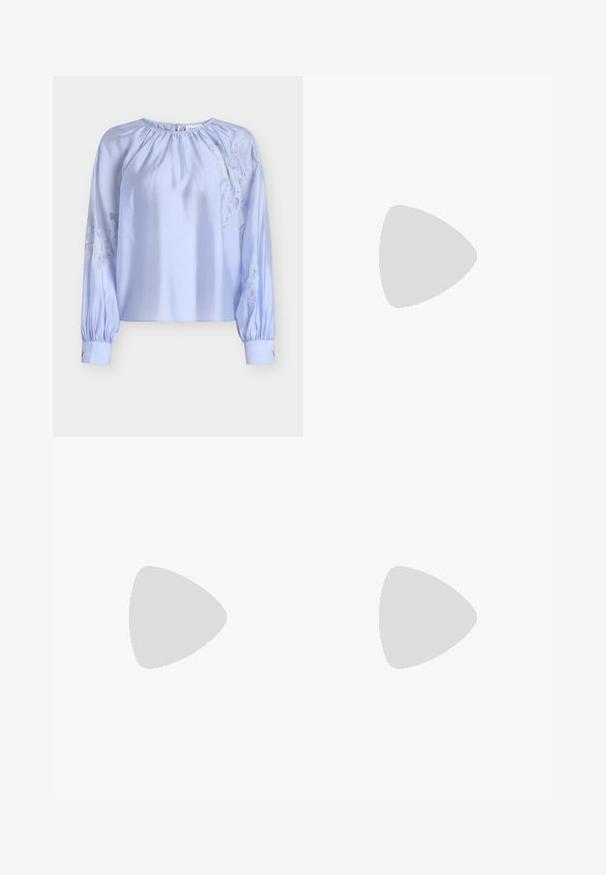Blouse bleu clair en tissu satin, présentant un col froncé et des manches longues bouffantes avec des accents de broderie en dentelle de chaque côté.; Jupe maxi noire avec large ceinture élastique smockée et tissu fluide sous la taille.; Sandale noire en cuir à brides fines, talon bas kitten, boucle à la cheville et petit pendentif doré sur fond clair uni.; Sac à main en cuir noir avec un fond arrondi, une fermeture à rabat et une seule fine bandoulière, sur un fond clair uni.