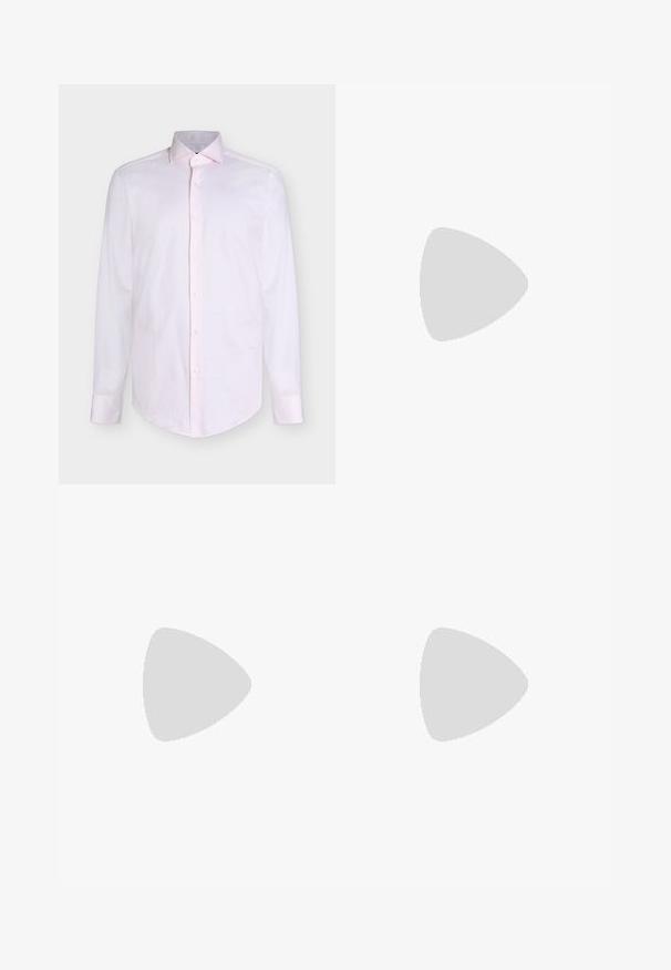 Chemise habillée pour homme à manches longues, rose clair, avec boutons sur le devant et col pointu sur fond blanc.; Pantalons gris foncé ajustés en tissu lisse et texturé ; dotés d'un devant plat et de jambes droites ; design minimaliste sans accents visibles.; Chaussure habillée noire brillante en cuir à lacets flottant au-dessus d'un tapis beige avec une table ronde marron brillante en arrière-plan.; Ceinture en cuir noir avec une boucle rectangulaire argentée et une petite boucle argentée attachée, enroulée sur un fond blanc.