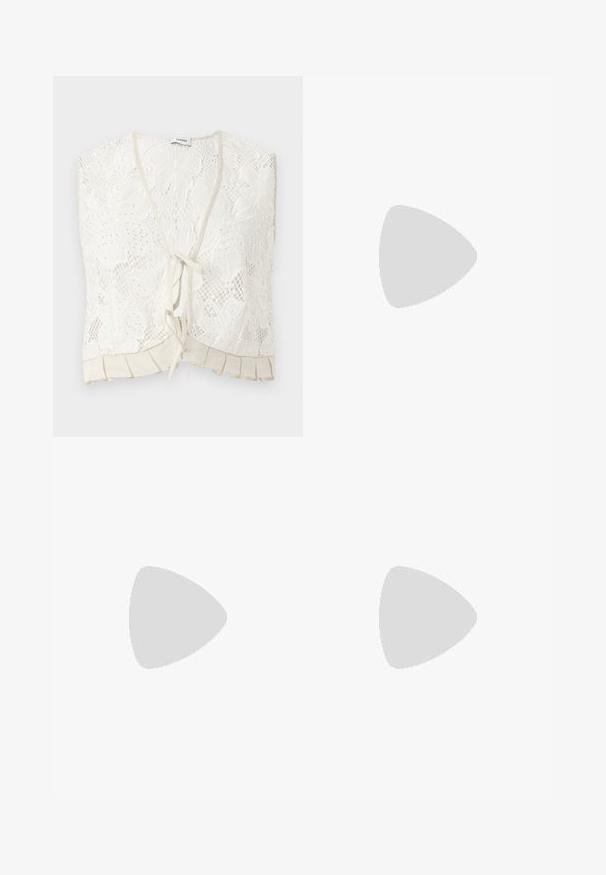 Top sans manches en dentelle blanche avec motifs floraux, col en V, fermeture à nouer devant et détail plissé à l'ourlet.; Jupe longue à rayures horizontales bordeaux, bleu clair et blanc, avec une taille élastiquée et un détail volanté près du haut.; Sandale plate en cuir marron foncé à bout ouvert, avec bride à la cheville et boucle argentée, petit talon, et empeigne fermée avec détails ajourés.; Trousse de maquillage en satin bourgogne de forme rectangulaire, avec fermeture éclair et une poignée courte. Présente un design minimaliste et une texture lisse.