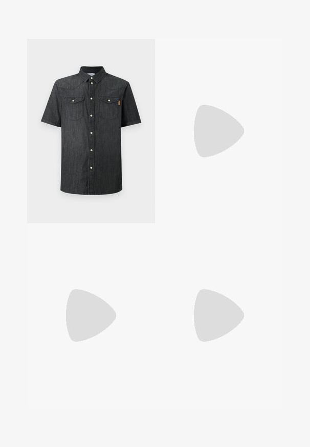 Chemise noire en denim à manches courtes avec deux poches avant à rabat et des boutons-pression blancs au centre.; Shorts en coton beige avec ceinture élastique, fermeture par bouton et détail de couture à l’avant sur fond blanc.; Basket blanche en cuir lisse, à bout arrondi, design minimaliste, accent de talon gris et semelle en caoutchouc texturé.; Ceinture en cuir brun au fini lisse, avec une boucle en métal argenté et une couture subtile le long des bords. Design classique et durable.