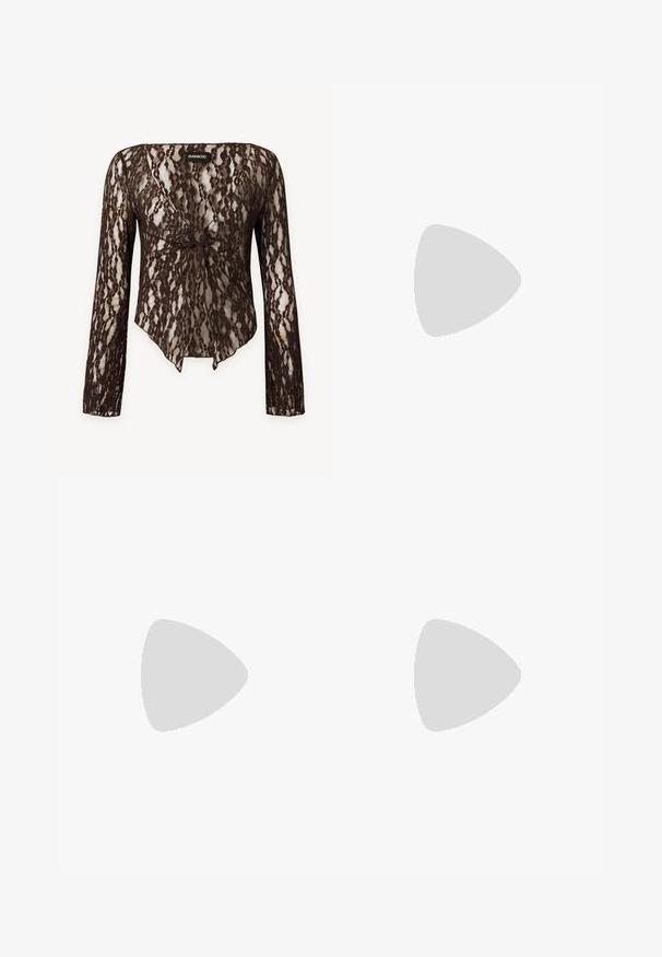 Brun blond blonden bluse med blomsterprint, knude foran og bølget kant fra mærket Even&Odd.; Mini nederdel med leopardprint, diagonalt overlap foran, brun og sort mønster på tan stof, lige kant.; Sort spids hæl med bølgede kanter, metaløjer, snørelukning foran og ankelrem med spænde.; Sort læderhåndtaske med en rundet form, dekoreret med sølvnitter, og et kort håndtag. Glat tekstur og lynlåslukning.