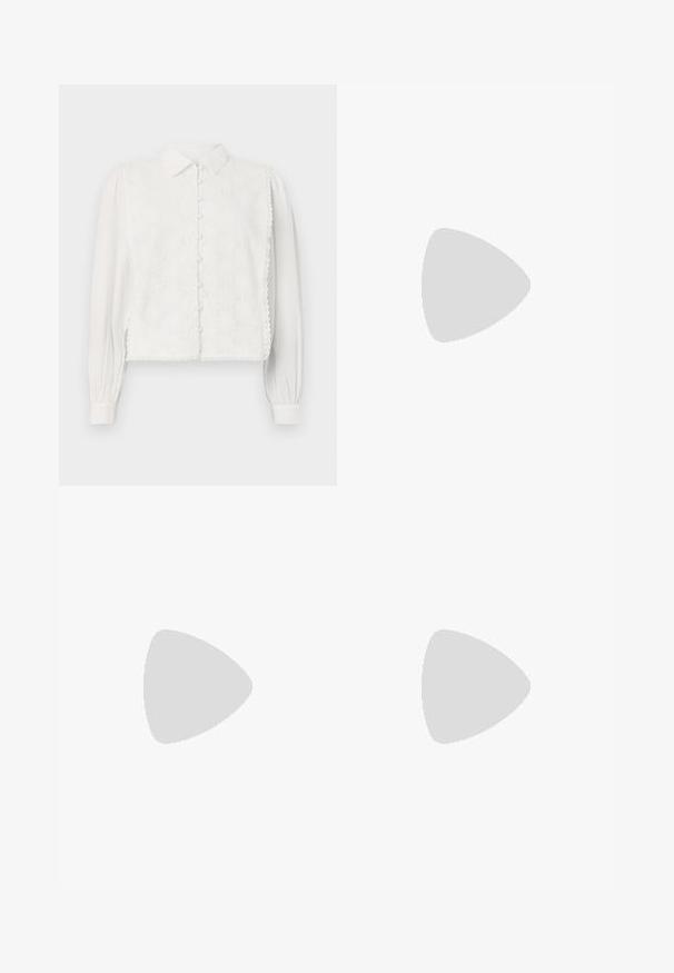 Blouse blanche avec un col, fermeture par boutons et panneau en dentelle florale sur le devant. Manches longues avec des poignets froncés et bords festonnés.; Jupe noire avec un motif floral, texture lisse et coupe ajustée. Présente une taille élastiquée et une coupe droite avec une légère évasement.; Chaussure plate en cuir noir avec un nez pointu, des détails froncés autour de l'ouverture et un accent en boucle argentée sur la bride ajustable.; Sac à main en cuir noir au design structuré, avec une poignée arrondie et une bandoulière amovible. Présente une texture lisse et un éclat subtil.