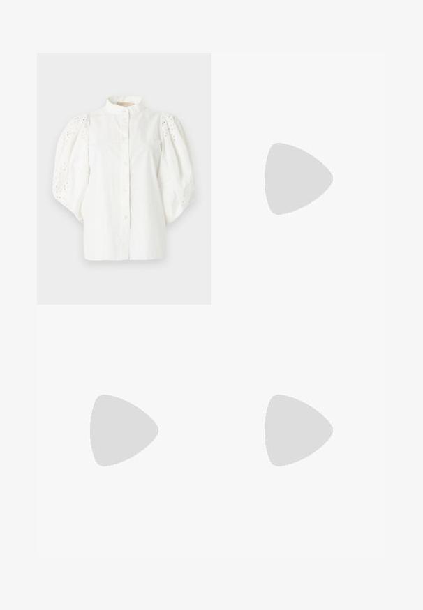 Blouse blanche avec manches bouffantes en dentelle ajourée, col montant et fermeture à boutons sur le devant.; Pantalon large en lin marron avec une texture lisse, doté d'une taille ajustée et de deux poches latérales. Le design offre une silhouette ample.; Bottine marron en simili cuir avec un bout pointu, un imprimé serpent texturé et un talon de 5 cm, présentant un design élégant et épuré.; Sac à main Michael Kors vert olive avec bandoulière en chaîne dorée, dessus courbé et petit logo doré sur le devant, présenté sur fond blanc.
