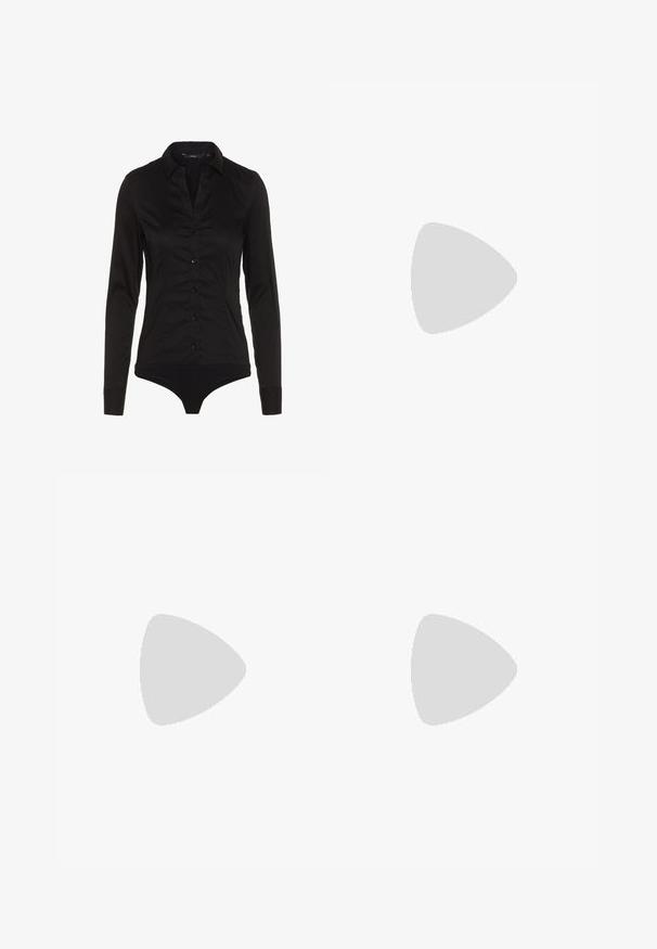 Bodysuit noir à manches longues avec un col, patte de boutonnage à l'avant et design ajusté. Fabriqué en tissu lisse avec une finition élégante.; Pantalons ajustés à carreaux avec une base grise, présentant des motifs à carreaux noirs et blancs, une taille haute et une coupe droite. Texture lisse.; Chaussure slingback en cuir verni noir avec bout pointu et petit talon bloc incliné sur fond clair uni.; Sac à main tissé noir avec une poignée courbée, présentant une surface texturée et une forme décontractée. Fini lisse avec une silhouette organique.