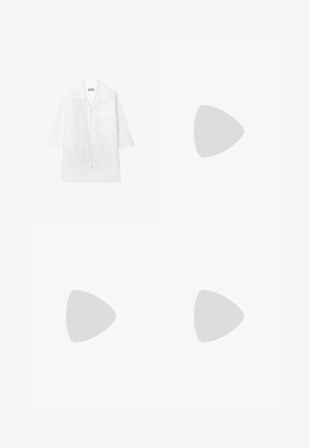 Chemise blanche à manches courtes avec col et poche poitrine, étiquetée Studio Seidensticker.; Pantalons noirs au design droit, fabriqués à partir d'un tissu lisse. Dotés de plis sur le devant et d'une fermeture à un bouton à la taille.; Mocassins en cuir noir à bout arrondi, avec un design cousu, une semelle plateforme basse et une semelle en caoutchouc texturée et crantée.; Lunettes de soleil Ray-Ban avec des verres verts, monture en plastique noir et accents dorés sur les bords. Forme carrée avec une finition mate.