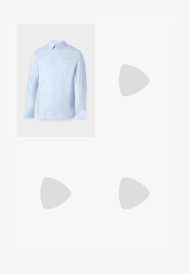 Chemise bleu clair à manches longues, boutonnée, col et logo discret sur la poitrine gauche, présentée sur un fond uni.; Jeans en denim bleu coupe droite avec poches avant, passants pour ceinture, fermeture par bouton et délavage effet usé.; Mocassin en cuir noir flottant au-dessus d'un tapis beige avec un canapé beige en arrière-plan, mettant en valeur le design classique pour hommes sans lacets.; Ceinture en cuir noir roulée avec une boucle métallique argentée rectangulaire sur un fond clair uni.