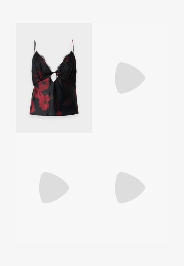 Μαύρο τοπι lace με ρυθμιζόμενες τιράντες spaghetti, με λεπτομέρεια κλειδώματος και σατέν κάτω τμήμα σε σκούρο κόκκινο και μαύρο λουλουδένιο σχέδιο.; Μαύρο φαρδύ παντελόνι κατασκευασμένο από λείο, γυαλιστερό υλικό. Διαθέτει μπροστινές τσέπες και κλείσιμο με κουμπί. Στενή εφαρμογή γύρω από τη μέση και τους γοφούς.; Μαύρο δερμάτινο γυναίκειο παπούτσι με ψηλό τακούνι, μυτερή μύτη, λουράκι με αγκράφα και λεπτομέρεια με τρύπες μπροστά.; Μικρή μαύρη γυαλιστερή τσάντα με δύο μακριές λαβές και λεπτομέρειες με ρυθμιζόμενο κορδόνι στο πλάι σε απλό ανοιχτό φόντο.