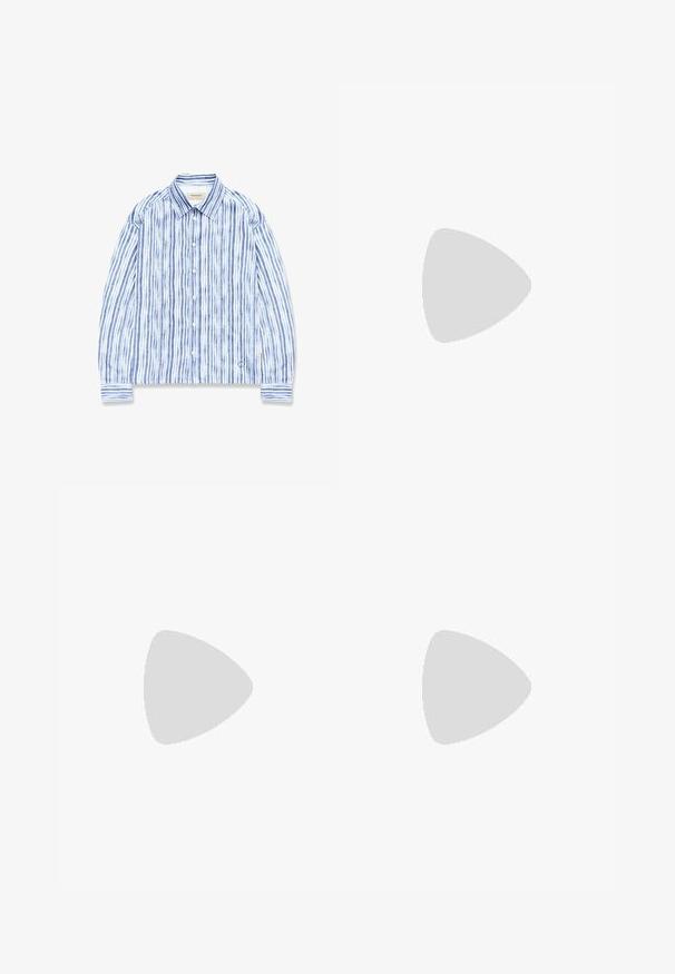 Chemise à manches longues boutonnée avec des rayures verticales bleues et blanches, col pointu, et petits logos près de l'ourlet sur un fond blanc.; Short noir sur mesure avec passants de ceinture, plis devant et poches latérales, posé à plat sur un fond blanc.; Mocassin en cuir noir flottant au-dessus d'un canapé en cuir argenté brillant matelassé à boutons dans un décor minimaliste.; Lunettes de soleil Ray-Ban avec des verres verts, monture en plastique noir et accents dorés sur les bords. Forme carrée avec une finition mate.