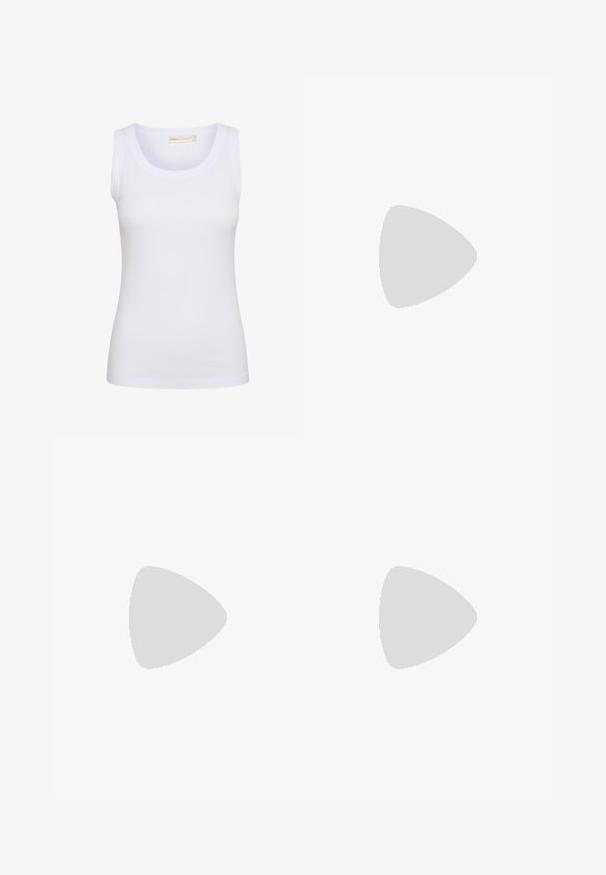 Witte geribbelde mouwloze tanktop met ronde hals, klein merketiket aan de binnenkant van de kraag en een getailleerde pasvorm.; Lichtblauwe jeans met hoge taille, voorste knoop en ritssluiting, vijfzakkenmodel en taps toelopende pijpen.; Witte lage leren sneaker met rits aan de zijkant, beige voering en off-white rubberen zool, gezien vanaf de buitenkant.; Gouden metalen ketting, dun en delicaat, met een gladde textuur en een veilige karabijnhaaksluiting. Geen decoratieve patronen of accenten.
