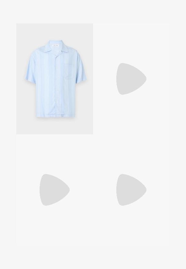 Chemise bleu clair à manches courtes avec des rayures verticales blanches et une poche poitrine gauche, présentée sur un fond uni.; Shorts noirs en tissu uni, avec une coupe droite, fermeture à bouton et une texture lisse sans motifs visibles.; Mocassin en cuir noir et blanc avec des détails cousus, un petit talon et un design slip-on, présenté de profil sur un fond uni.; Sac bandoulière noir avec une poche zippée à l'avant, surface texturée et bandoulière réglable suspendu sur un fond clair uni.