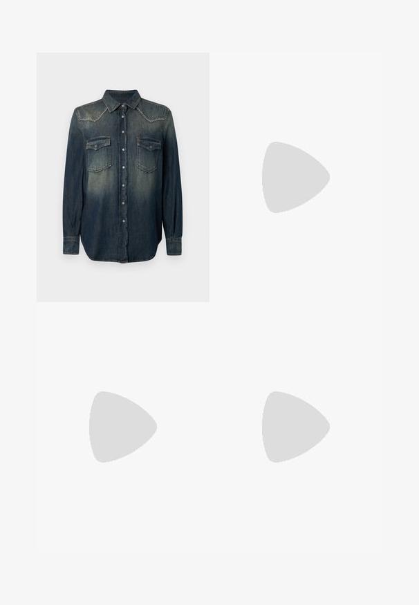 Chemise en denim bleu foncé à manches longues, col pointu, deux poches sur la poitrine et accents en clous argentés sur le dos. Fermeture à boutons sur le devant.; Jean bleu foncé en denim, avec une coupe droit. Détail brodé notable sur la cuisse gauche avec des accents décoratifs.; Chaussure en cuir noire à lacets avec franges décoratives et clous métalliques posée sur un tapis beige près d'un meuble marron.; Sac à bandoulière en daim marron foncé avec sangle réglable, fermeture éclair supérieure et petit logo argenté au centre avant.