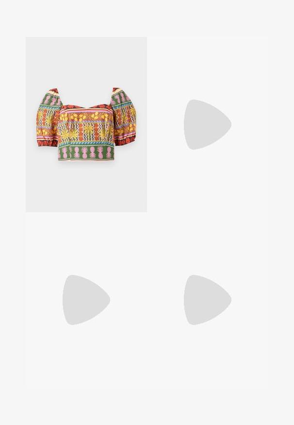 Haut court coloré avec des manches bouffantes, présentant des motifs floraux et d'ananas complexes en rouge, jaune, rose, vert et bleu sur un fond clair.; Jupe en lin beige au design minimaliste, présentant une texture lisse et un tissage subtil. Elle a une coupe droite et simple, sans fermetures visibles.; Chaussure plate noire avec un bout pointu, panneaux latéraux en maille et une sangle avec une boucle décorative. Fini lisse sur les sections du bout et du talon.; Petit sac à main noir brillant avec deux longues anses et des détails à cordon sur les côtés sur un fond clair uni.