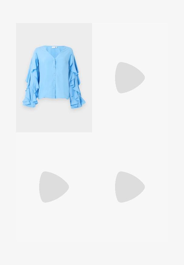 Chemisier bleu clair avec un décolleté en V, doté de fermetures à boutons et de manches longues ornées de volants superposés. Texture de tissu douce.; Jupe plissée noire avec un motif diagonal blanc et gris, fabriquée en tissu doux et léger, dotée d'une taille élastique.; Botte en cuir noire montant jusqu'au genou, avec un bout pointu et un petit talon bas, présentée sur un fond clair uni.; Petit sac à main noir brillant avec deux longues anses et des détails à cordon sur les côtés sur un fond clair uni.