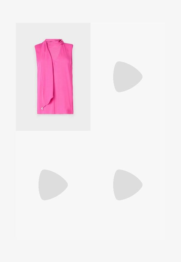 Top sans manches de couleur rose vif, avec un doux décolleté drapé et un subtil détail en ruban au niveau de l'ourlet. Fabriqué en tissu lisse et léger.; Pantalon noir à jambes larges en tissu lisse, avec plis sur le devant, braguette zippée et ceinture classique.; Bottine en cuir noir avec bout pointu et petit talon, présentée devant un mur en blocs de verre et un sol poli.; Sac d'épaule noir en forme de trapèze avec rabat, logo embossé sur le devant et une seule fine bandoulière attachée par des anneaux argentés.
