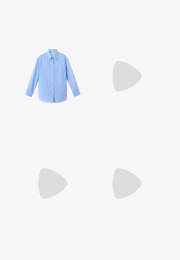 Chemise bleu clair à manches longues avec boutons, fines rayures blanches verticales et col classique, présentée sur fond blanc.; Pantalon large à rayures fines bleu marine avec passants pour ceinture et poches latérales, confectionné avec un pli sur le devant et une fermeture éclair.; Sandale plate noire avec fines lanières, boucle pour l’orteil et bride de cheville avec une petite boucle ronde, vue de profil.; Petit sac à main noir brillant avec deux longues anses et des détails à cordon sur les côtés sur un fond clair uni.